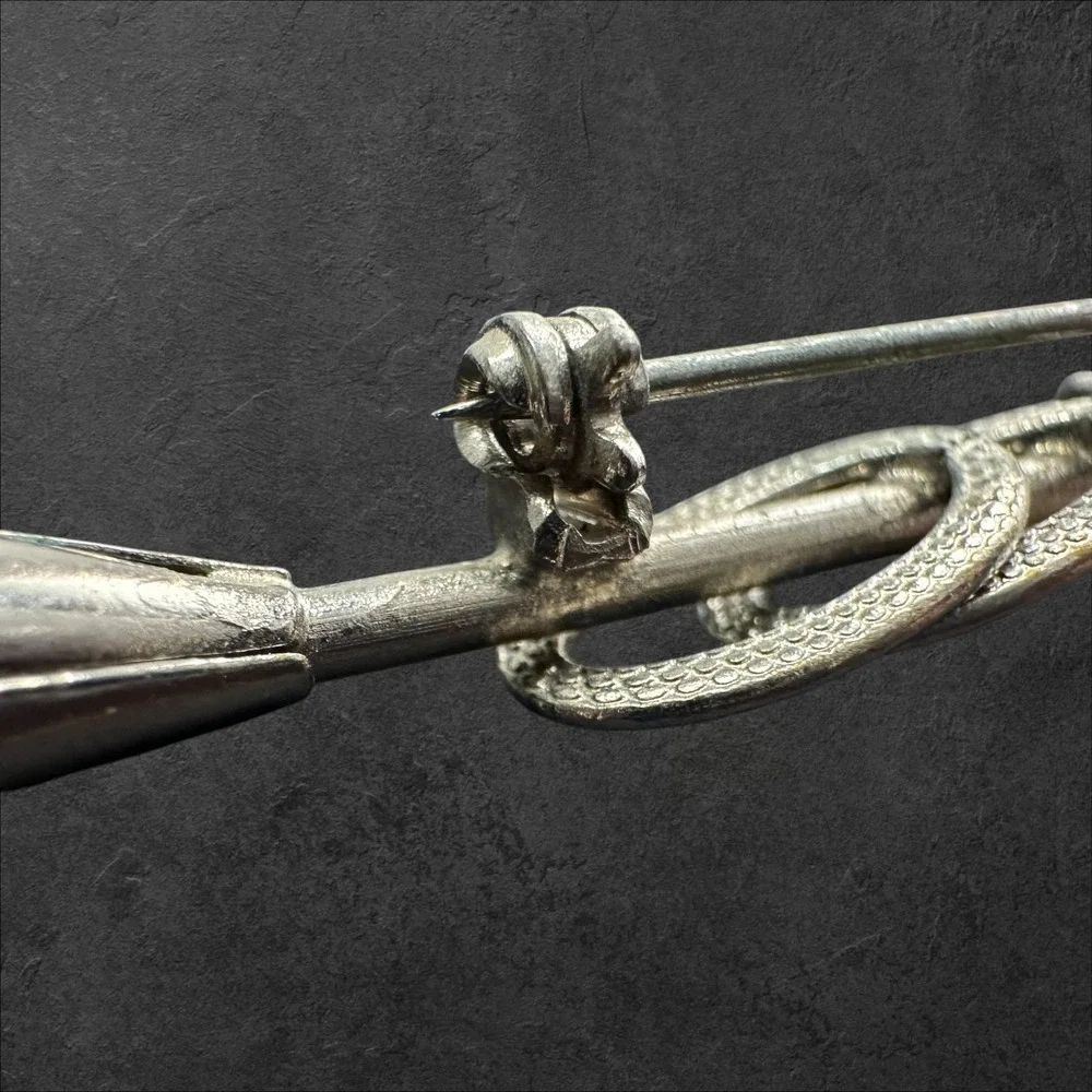 Unmarked Collar‎ Bar Pin Silver Tone Vintage Textured Interlocking